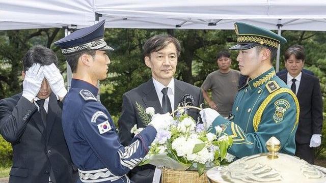 [이슈] 조국, 마이웨이 광폭행보에 與 지지율 폭락…민주당 