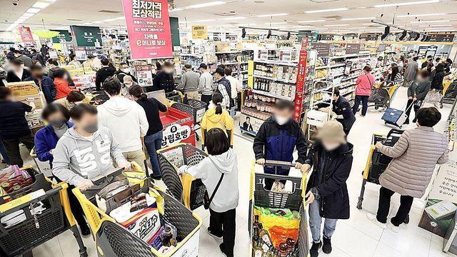 다 팔릴 것 같다…이마트서 100g당 760원까지 가격 떨어진 '국민 식재료'