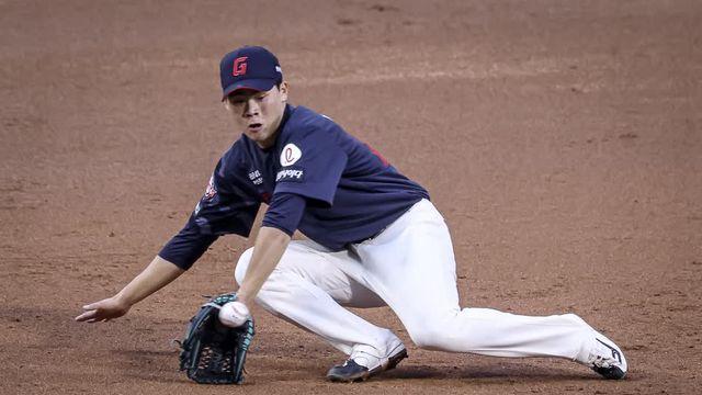 분위기 좋았던 롯데, 박찬형 실책 이후 '와르르'…11연패 탈출을 자멸로 놓쳤다 [창원 현장]