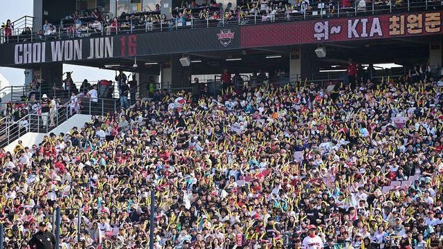 '2위→7위 추락' 팬심은 변함없다...KIA, 시즌 18번째 홈경기 매진 달성 [광주 현장]