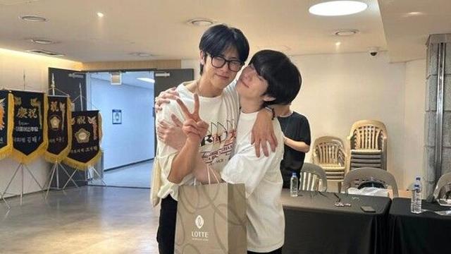 김희철, 유노윤호와 ‘훈훈한 포옹’…“형 무대 보며 뭉클했어요” 끈끈한 우정
