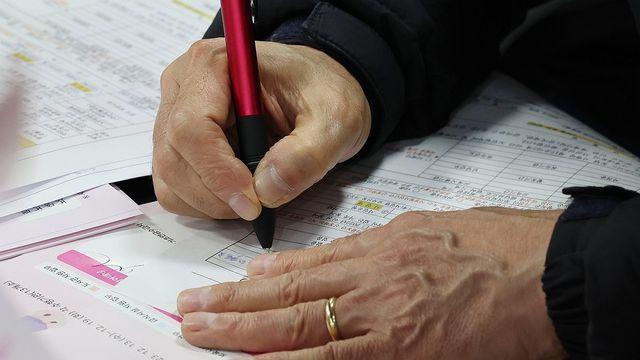 줄서는 '재정투입' 노인 일자리, 2030년까지 130만개로 18% 확대