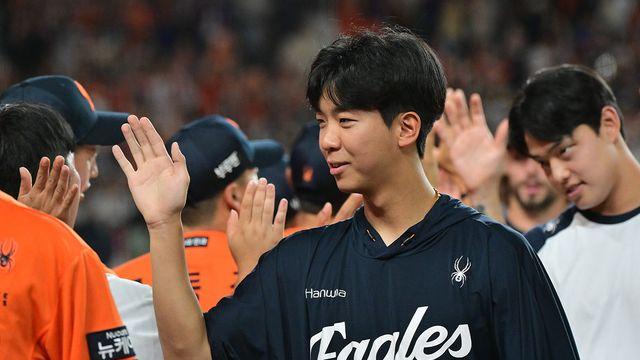 '451일 만의 선발승→연패 탈출 견인' 황준서, 잊지 못할 '생일 선물' 받았다…