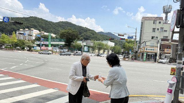 폭염에 피해없도록… 공주시 옥룡동, 자율방재단과 냉수나눔