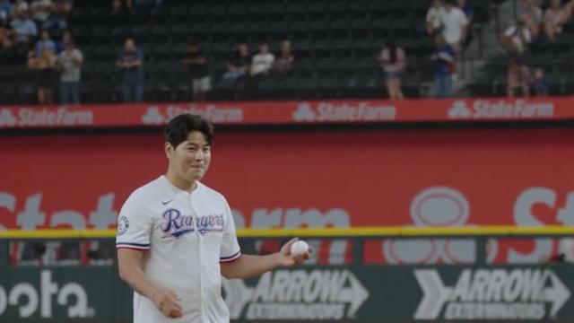 텍사스에 다시 선 추신수 SSG 보좌역, 미소 띄며 시구→팬들 박수
