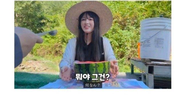 화채를 처음 먹어본 외국인.jpg
