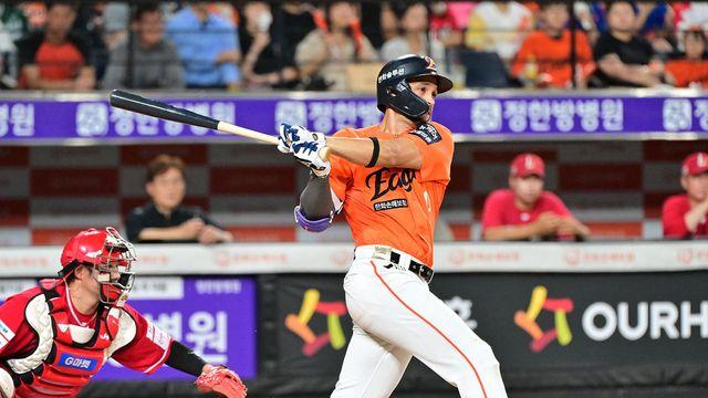 한화 '십년감수'했다!…'수비 중 콰당→어깨 아이싱' 리베라토 