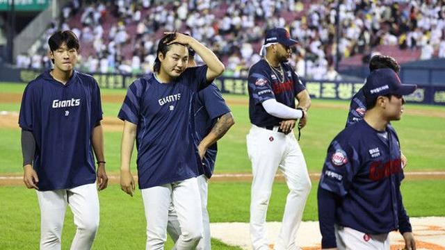 무너지는 롯데, NC에 1-4로 져 충격의 '12연패'…공동 5위 추락