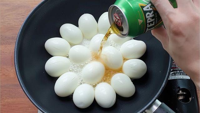 삶은 계란에 맥주 부었더니…뜻밖에 근사한 '일품 요리' 뚝딱 완성