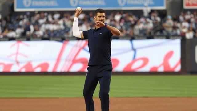 MLB 양키스 홈구장서 시구한 조코비치 
