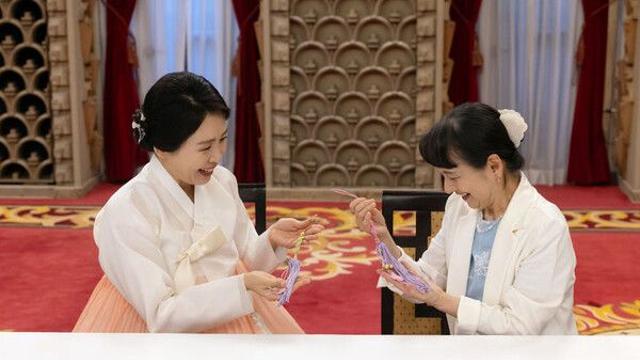 김혜경 여사, 이시바 총리 부인과 전통매듭 만들어 교환…