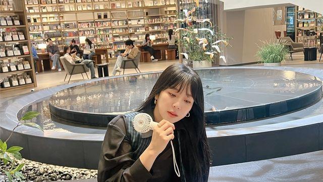 예원, 부츠핏과 소녀 감성의 조화—클래식 체크+올블랙 매치로 시선 강탈