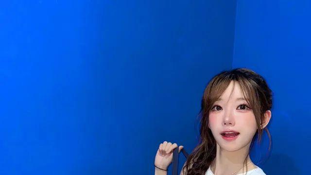 마젠타, 러블리와 스포티 사이—서스펜더 원피스로 완성한 하이틴 무드