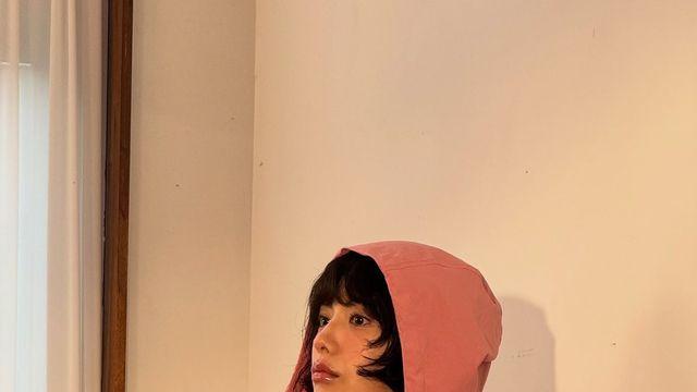나나, 핑크 트레이닝복 셋업에 화보 같은 카리스마