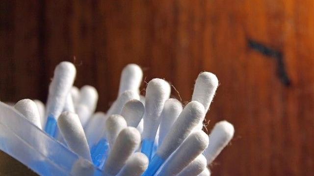 물놀이 후 귓속 '면봉' 사용하지 마세요...