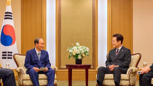 이 대통령, 日 스가 전 총리 만나 “양국 함께할 때 더 큰 이익 창출”