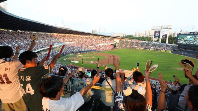 '체험 공유' 문화 정착...KBO리그, '최소 경기' 1000만 관중 돌파 원동력 [IS 포커스]