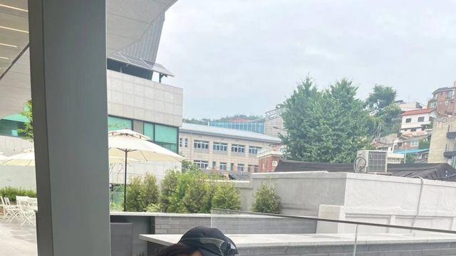 동안 여신 김민정, 서순라길 테라스에서 선보인 여름 꾸안꾸 시티룩