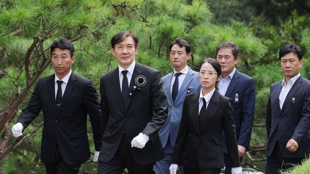 박지원, '광폭 행보' 조국에게 