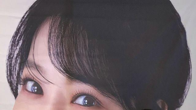 김소현, 팬들과 함께한 따뜻한 순간…핑크 체크룩으로 전한 에세이의 감동