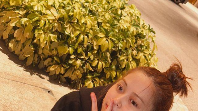 있지 류진, 후드집업+데님으로 완성한 스트릿 무드… 청춘 감성 ‘한 컷'