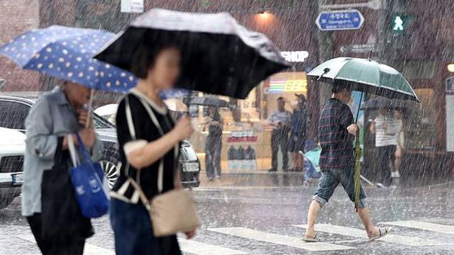 이럴 수가…폭염과 폭우 '동시에', 믿기 힘든 날씨 소식 전해졌다