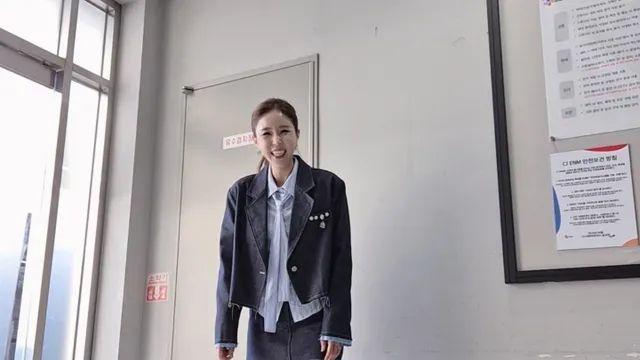 신지, 데님 슈트와 롱부츠로 ‘각선미 여신’ 등극