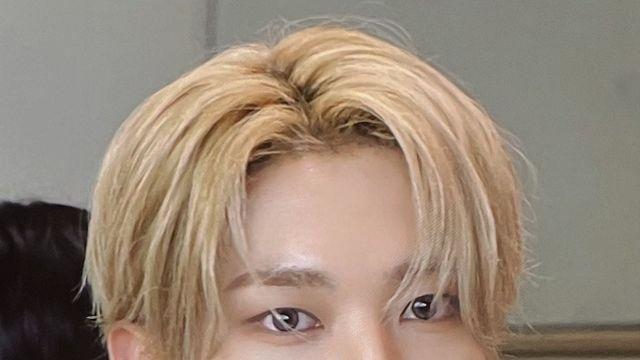 오늘자 핑크 착붙이라는 남돌 공항사진