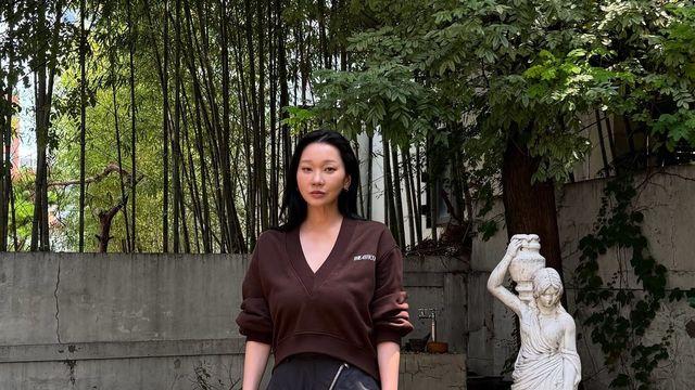 장윤주, 조각상 옆에서 완성한 ‘가을 프리뷰룩’…시크+내추럴 무드의 정석