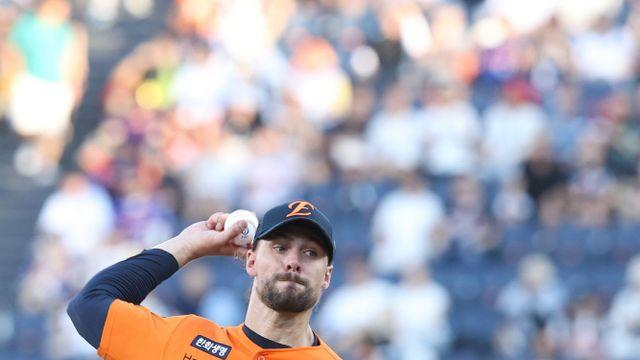 “내가 내보낸 주자는 내가 막는다” 폰세 대신 4일 휴식 등판, 한화 와이스의 남다른 책임감