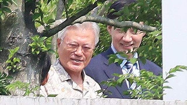 文 “초심 잃지 말고 길 열어달라”…조국 “말씀 깊게 새기겠다”