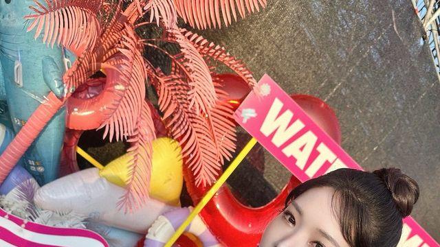 청하, 워터밤 무대 뒤 레전드 비주얼…데님 핫팬츠+글램 바디로 시선 올킬