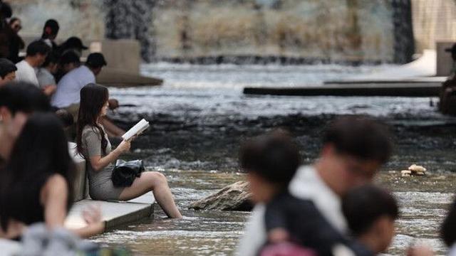 '더위 수그러들까'…전국 대부분 지역에 비 소식[내일날씨]