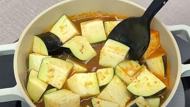 된장찌개 끓이는데 마침 두부가 똑 떨어졌을 땐 '이것' 넣으세요