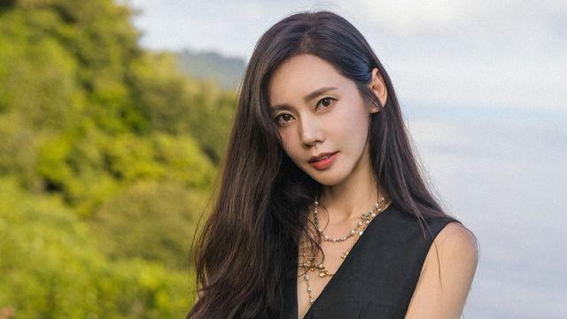 추자현, 딥 브이라인으로 완성한 우아한 여름 무드