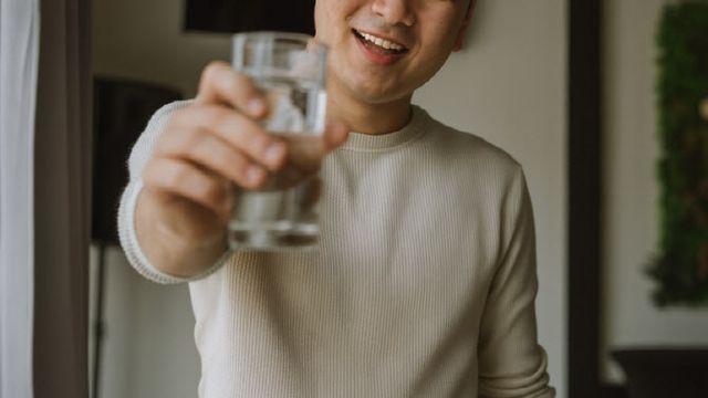 동료 물병에 침 뱉고 