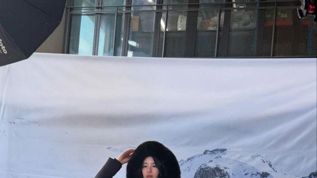 수지, 폭염 속 롱패딩 입고 열일... 무결점 피부+비주얼