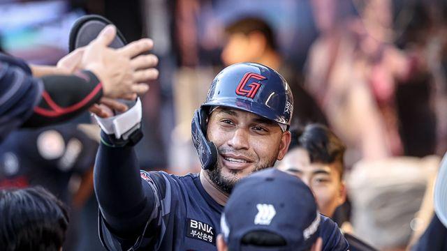 16안타·9볼넷·17득점 롯데, NC 대파하고 12연패 탈출(종합)