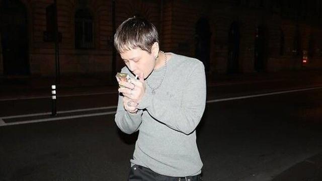 용준형 파리 길거리서 담배…