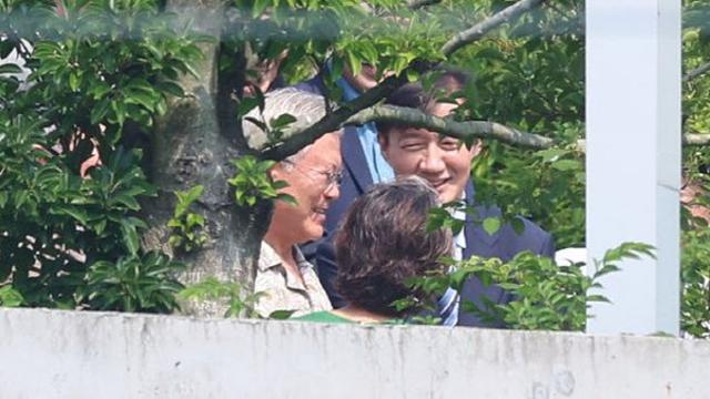 사면 요구한 文, 조국 만나자 