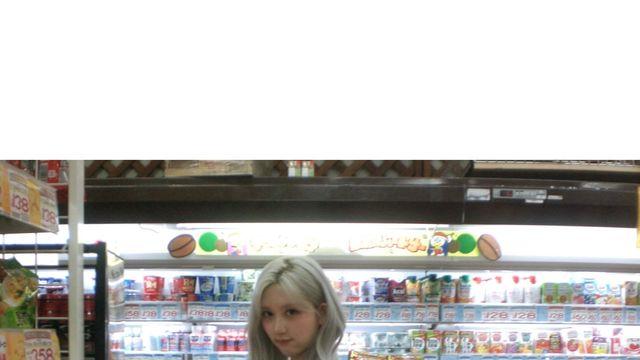 아이브 가을, 편의점도 런웨이로… 화이트 슬리브리스+트레이닝팬츠 ‘힙한 오프데이’