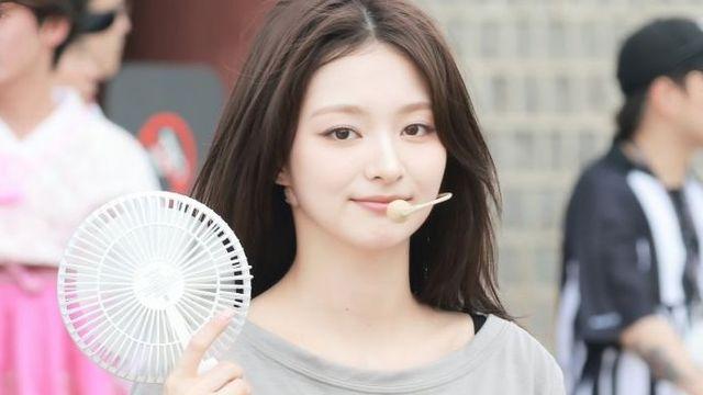 손풍기 든 프로미스나인 이나경