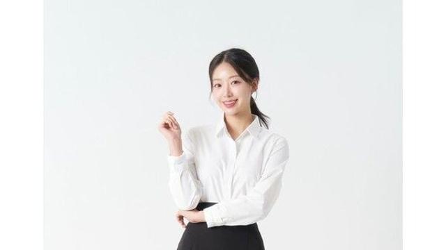 응원복 벗은 우수한, '치명적 오피스룩'…'고운 자태'