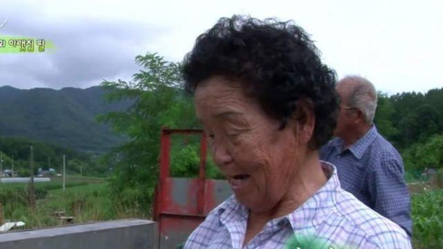 엄마가 사온 아이스크림을 바닥에 팽개 치는 딸