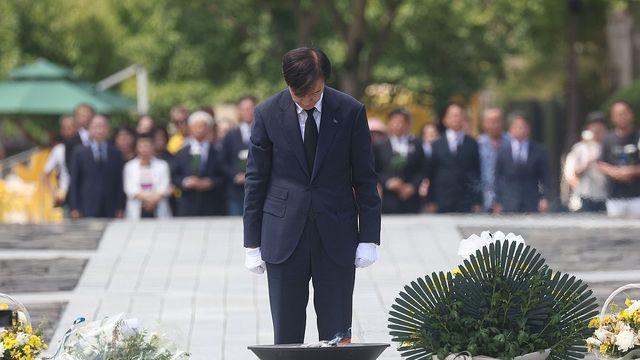 조국, 노무현 묘역 참배…