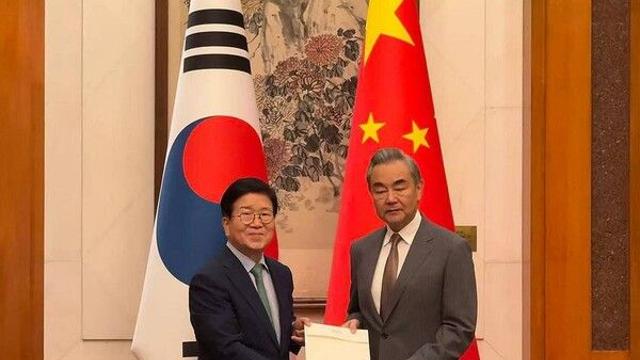 [이슈] 중국 특사단, 시진핑 대신 왕이 만나 李 대통령 친서 전달…APEC에 시진핑 초청