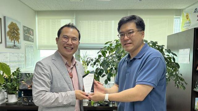 이오수 경기도의원, 힐스테이트광교중앙역퍼스트 입주민들로부터 감사패 수여