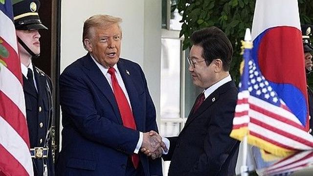 [한미정상회담] 트럼프, 李대통령 직접 맞아…