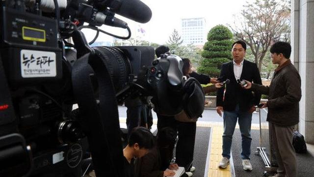'尹 명예훼손' 혐의 언론인들 재판 시작…