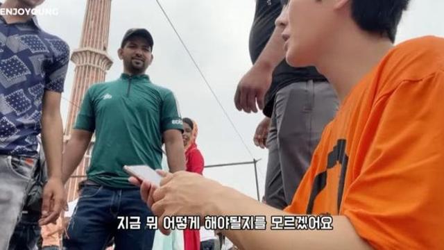 인도 여행 갔다가 남자들에게 둘러싸인 여행